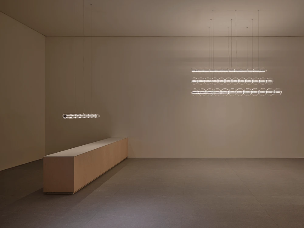 Luce Sferica e Luce Cilindrica di Ronan Bouroullec: poesia luminosa tra vetro soffiato e precisione tecnica