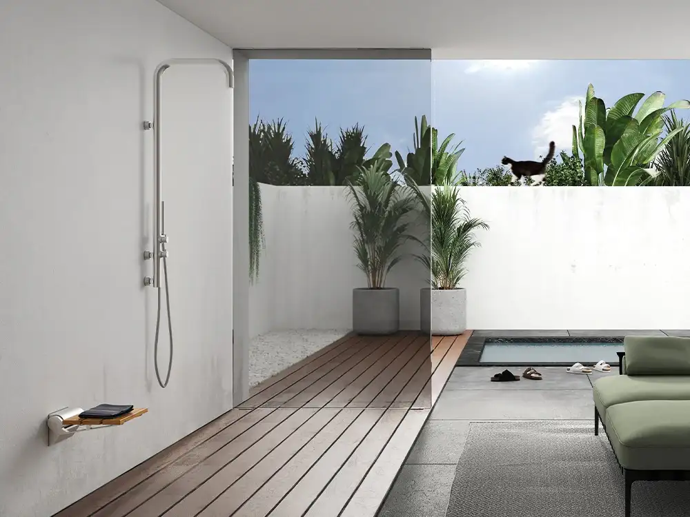 Damast presenta EDEN e la collezione completa di docce outdoor in acciaio inossidabile per piscine, giardini e SPA