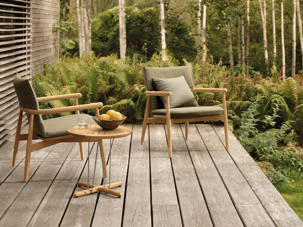 Carl Hansen & Søn amplia la serie Embrace Outdoor: lounge chair e tavolo per il vivere all’aperto