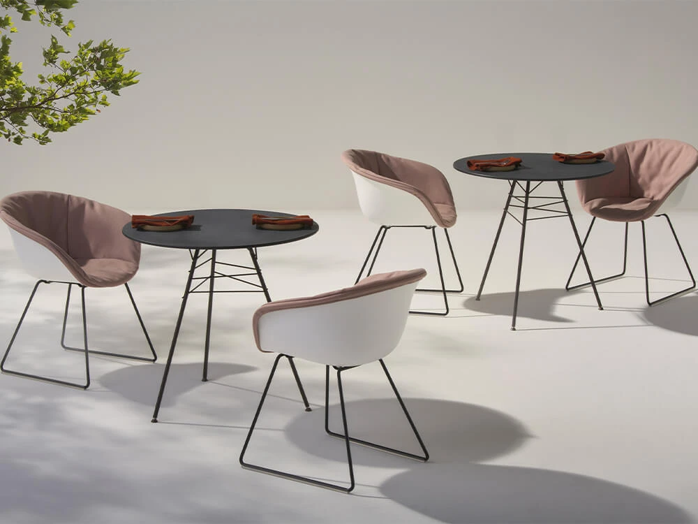 Leaf: sedute e tavoli outdoor di design – la collezione di Lievore Altherr Molina si rinnova