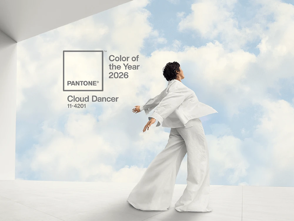 Pantone Color of the Year 2026: Cloud Dancer. Il bianco etereo che porta calma, creatività e nuovi inizi