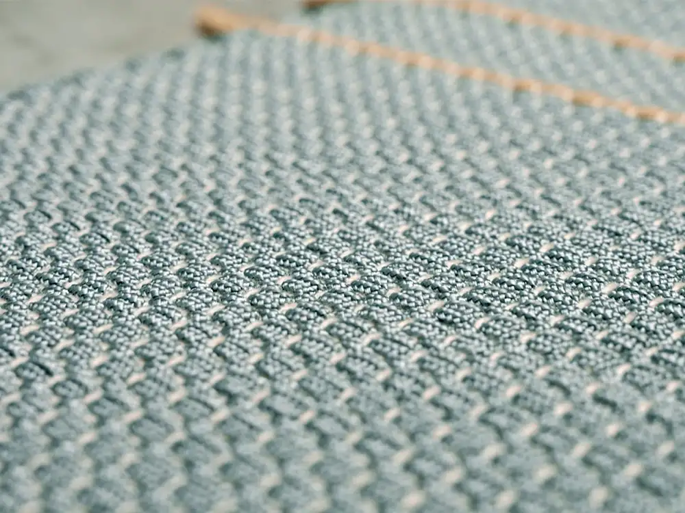 Tappeto Passo Doppio G.T.DESIGN colore Oceano con inserti in feltro, soluzione su misura per patio e spazi outdoor coperti.webp